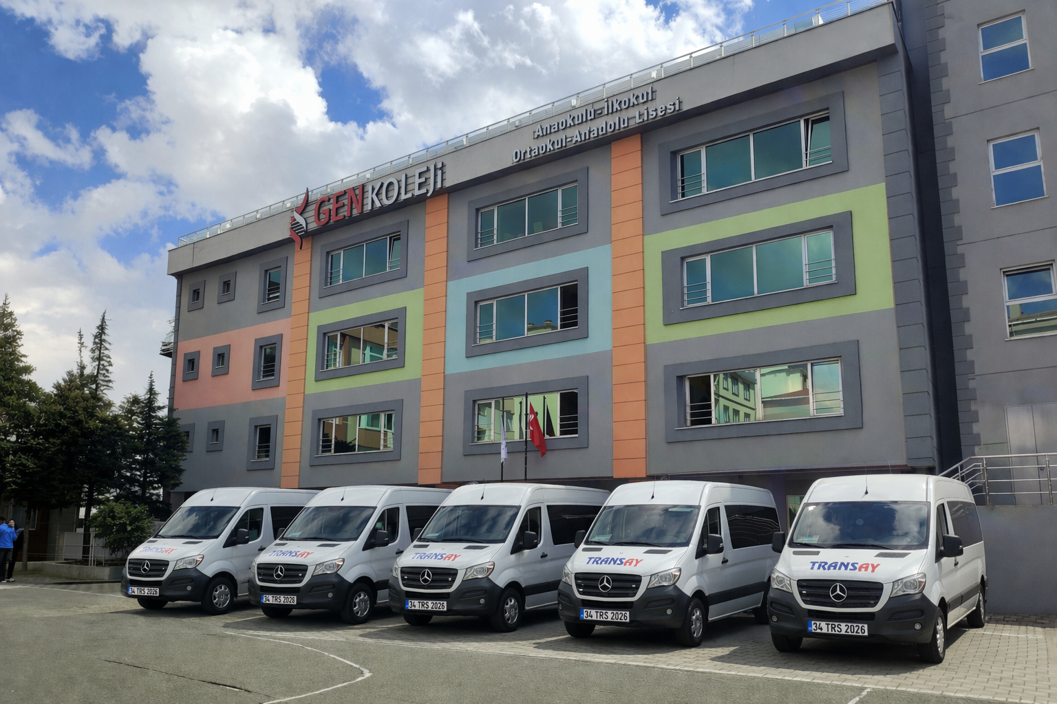 Okul önünde öğrenci servis filosu